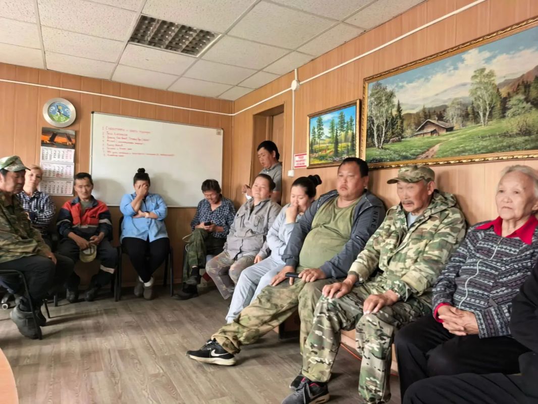 #паводок2026. И.о. главы Оймяконского улуса Алексей Федотов встретился с общественностью села Терют Вот уже четвертый день селяне живут без электричества и связи #паводок2026. И.о. главы Оймяконского улуса Алексей Федотов встретился с общественностью села Терют Вот уже четвертый день селяне живут без электричества и связи
