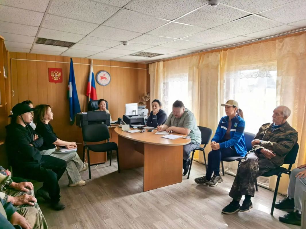#паводок2026. И.о. главы Оймяконского улуса Алексей Федотов встретился с общественностью села Терют Вот уже четвертый день селяне живут без электричества и связи #паводок2026. И.о. главы Оймяконского улуса Алексей Федотов встретился с общественностью села Терют Вот уже четвертый день селяне живут без электричества и связи