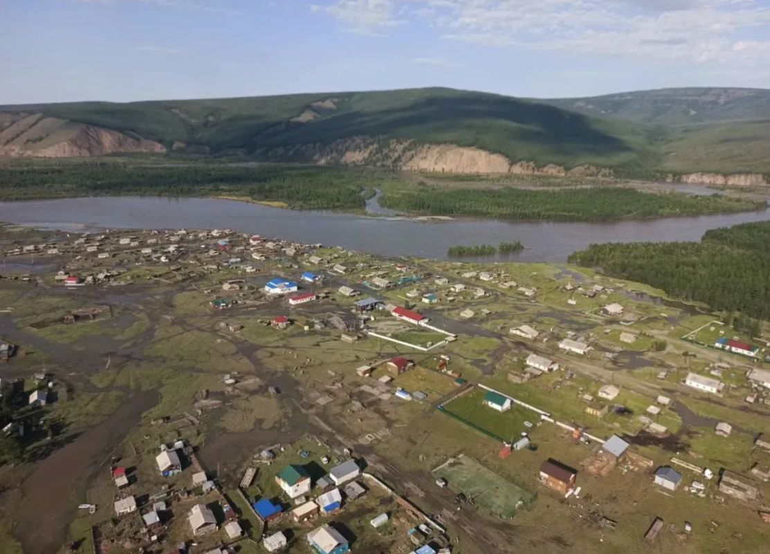 На реке Яна наблюдается спад уровня воды, но подтопления сохраняются