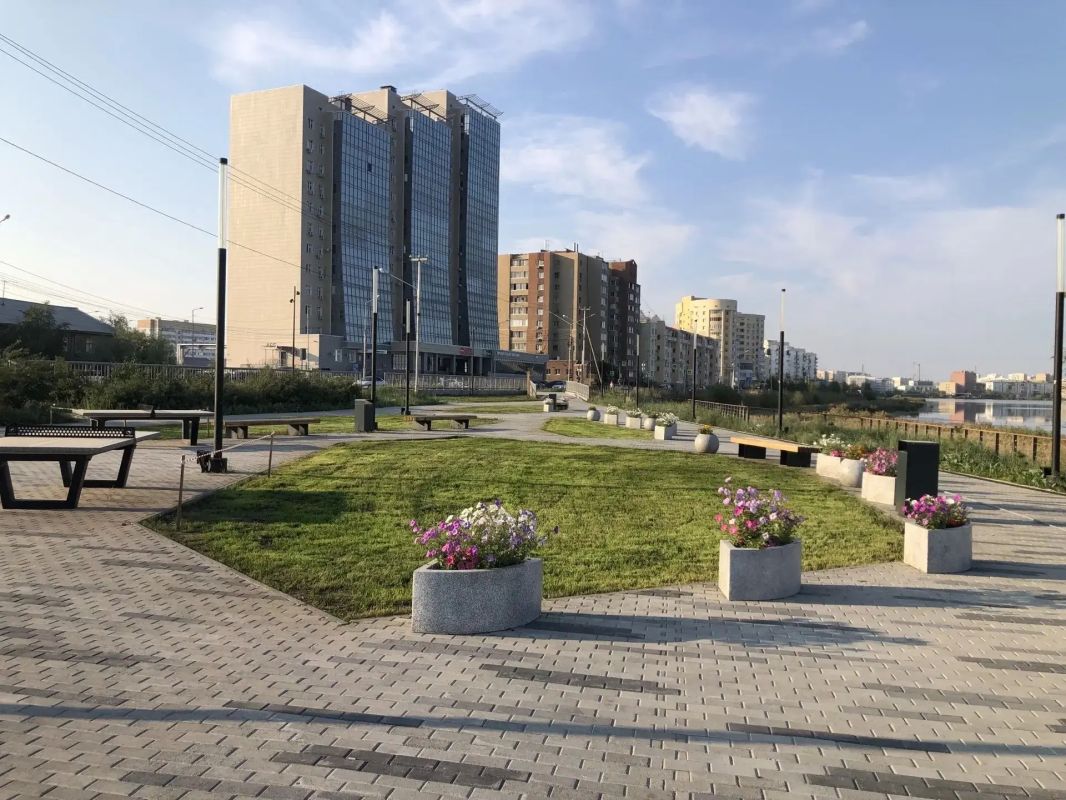 В Сайсарском округе продолжают ухаживать за зелёными насаждениями В Сайсарском округе продолжают ухаживать за зелёными насаждениями