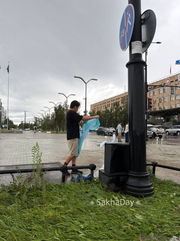 Якутяне надевают на ноги пакеты, чтобы не шагать по воде, которой мгновенно заполнились улицы Якутска после дождя