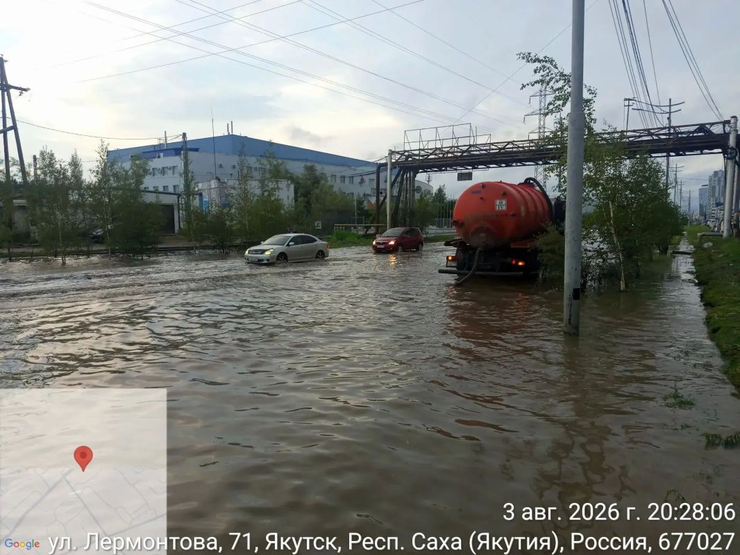 Приступили к откачке ливнёвых вод на ул.Лермонтова в районе ТЦ Палладиум