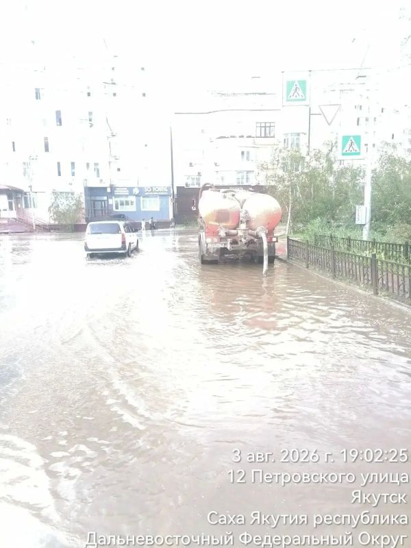 Ливень затопил улицы Якутска: коммунальщики откачивают воду по всему городу Ливень затопил улицы Якутска: коммунальщики откачивают воду по всему городу