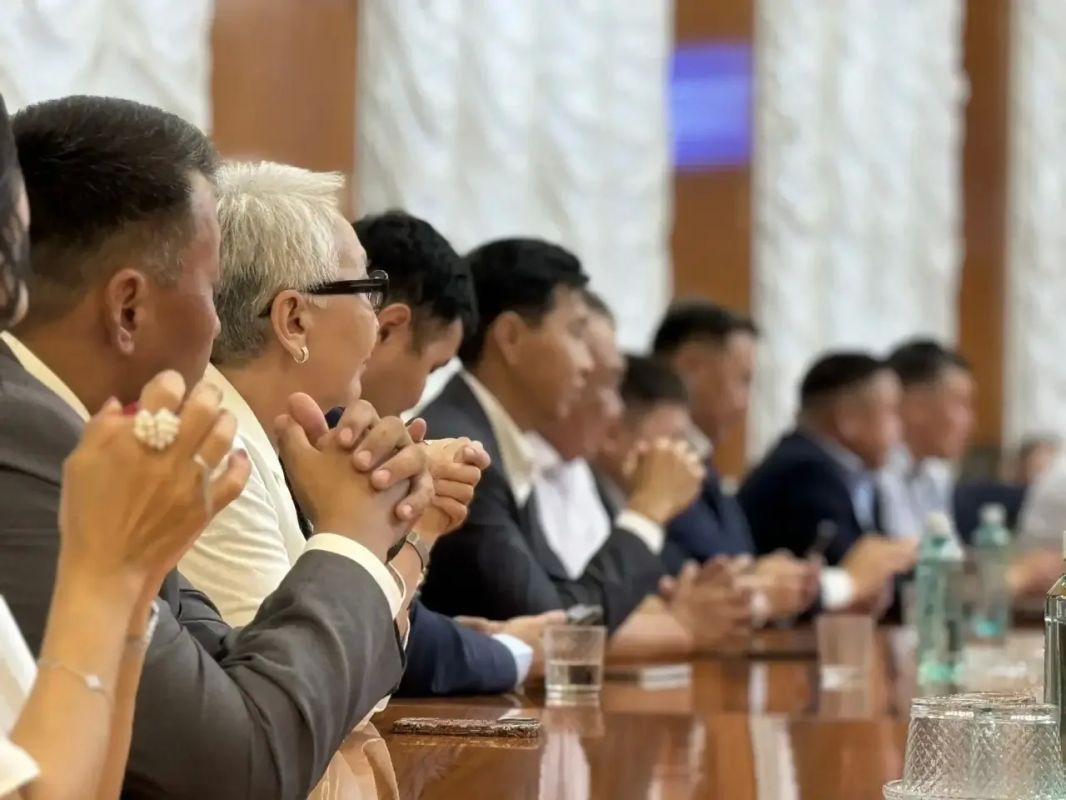 Айсен Николаев вручил награды лучшим работникам строительной отрасли Якутии Айсен Николаев вручил награды лучшим работникам строительной отрасли Якутии