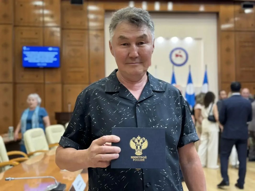 Айсен Николаев вручил награды лучшим работникам строительной отрасли Якутии Айсен Николаев вручил награды лучшим работникам строительной отрасли Якутии