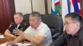 Дмитрий Садовников рассказывает жителям о планах по заключению договора комплексного развития территории, в рамках чего дом может быть расселен в 2027 году
