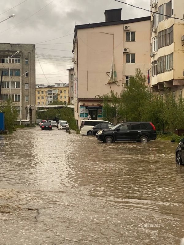 В центре города вот такой баннер свисает, а если на кого-то упадет? Пожалуйста примите меры ответственные за данный баннер, снимите его