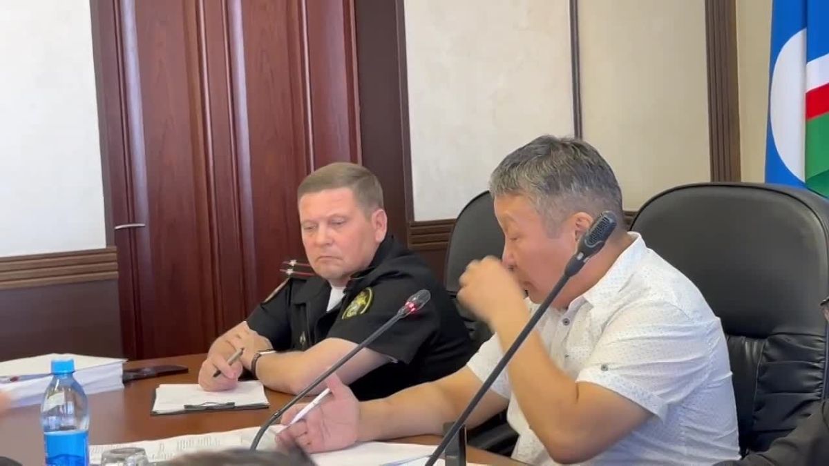 Участники встречи - владельцы жилых помещений в общежитии Новокарьерной, 43/3 задают свои вопросы напрямую Дмитрию Садовникову