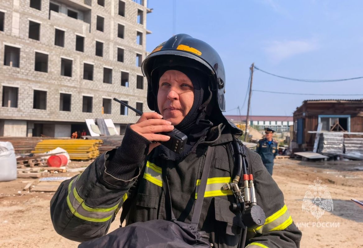 Пожарные Якутска отработали спасение людей из 16этажного дома Пожарные Якутска отработали спасение людей из 16этажного дома
