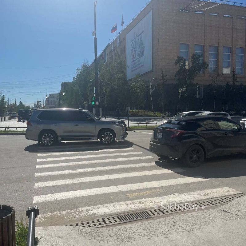 #пишут Кого везут с мигалками и звуковым сопровождением? Вроде все випы уехали #пишут Кого везут с мигалками и звуковым сопровождением? Вроде все випы уехали