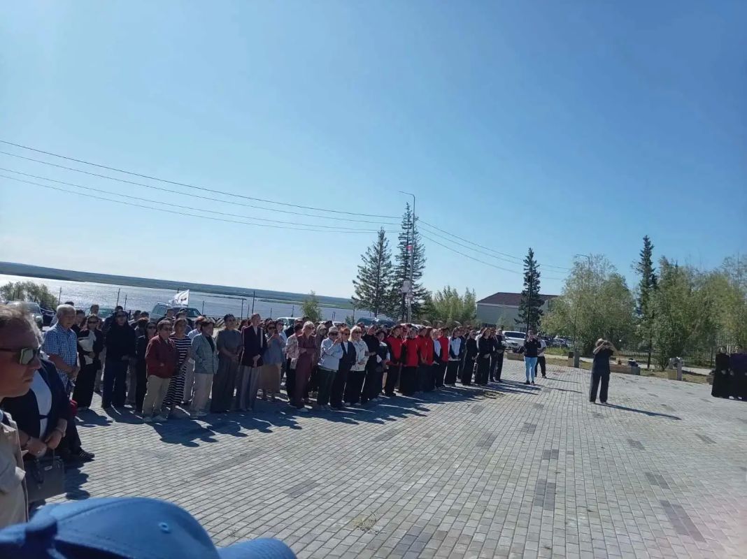В городе Покровске у памятника выдающемуся государственному деятелю России, Первому Президенту Республики Саха (Якутия) Михаилу Ефимовичу Николаеву состоялся торжественный митинг и церемония возложения цветов В городе Покровске у памятника выдающемуся государственному деятелю России, Первому Президенту Республики Саха (Якутия) Михаилу Ефимовичу Николаеву состоялся торжественный митинг и церемония возложения цветов
