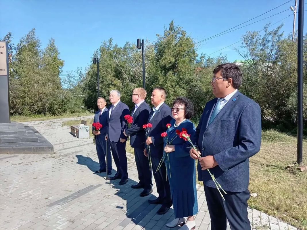 В городе Покровске у памятника выдающемуся государственному деятелю России, Первому Президенту Республики Саха (Якутия) Михаилу Ефимовичу Николаеву состоялся торжественный митинг и церемония возложения цветов В городе Покровске у памятника выдающемуся государственному деятелю России, Первому Президенту Республики Саха (Якутия) Михаилу Ефимовичу Николаеву состоялся торжественный митинг и церемония возложения цветов