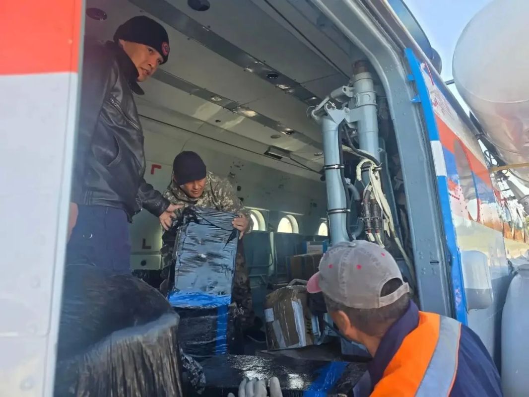 Доставка гумпомощи в пострадавший от дождевого паводка Верхоянский район продолжается в Якутии