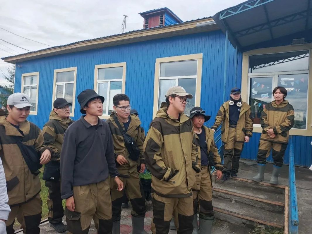 Они уже в деле!. Пока сегодня (6 августа) в Верхоянский район вылетел свежий стройотряд из 31 бойца, первые 29 ребят прибыли ещё 4 августа и сразу включились в работу Они уже в деле!. Пока сегодня (6 августа) в Верхоянский район вылетел свежий стройотряд из 31 бойца, первые 29 ребят прибыли ещё 4 августа и сразу включились в работу