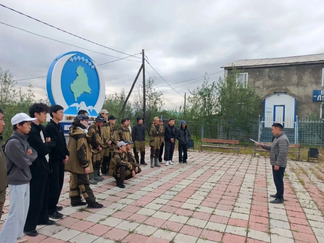 Они уже в деле!. Пока сегодня (6 августа) в Верхоянский район вылетел свежий стройотряд из 31 бойца, первые 29 ребят прибыли ещё 4 августа и сразу включились в работу Они уже в деле!. Пока сегодня (6 августа) в Верхоянский район вылетел свежий стройотряд из 31 бойца, первые 29 ребят прибыли ещё 4 августа и сразу включились в работу