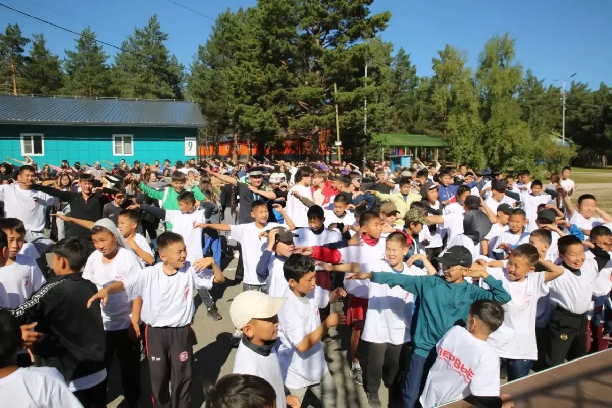 В Якутии полицейские вместе с общественниками и активистами «Движения первых» провели «Зарядку со стражем порядка» для воспитанников детского лагеря «Энергетик» В Якутии полицейские вместе с общественниками и активистами «Движения первых» провели «Зарядку со стражем порядка» для воспитанников детского лагеря «Энергетик»