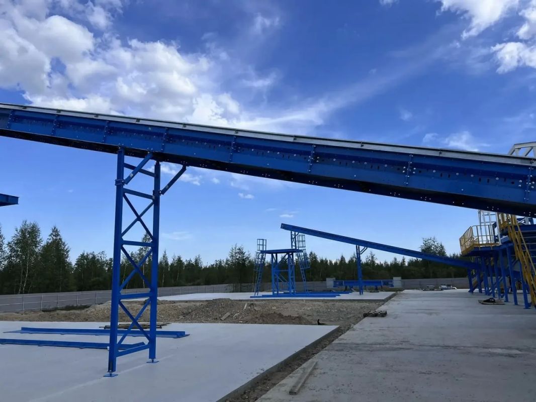 За прошедшие выходные строительная площадка нового мусоросортировочного комплекса заметно преобразилась: специалисты приступили к одному из ключевых этапов — монтажу перегрузочных ленточных конвейеров За прошедшие выходные строительная площадка нового мусоросортировочного комплекса заметно преобразилась: специалисты приступили к одному из ключевых этапов — монтажу перегрузочных ленточных конвейеров