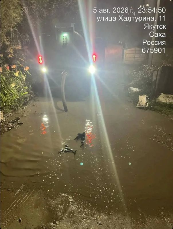 Работа по откачке воды в Строительном округе продолжается Работа по откачке воды в Строительном округе продолжается