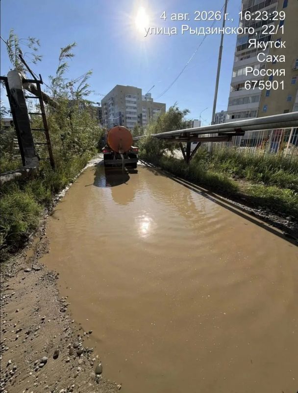 Работа по откачке воды в Строительном округе продолжается Работа по откачке воды в Строительном округе продолжается