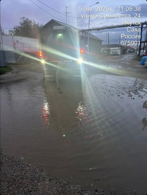 Работа по откачке воды в Строительном округе продолжается Работа по откачке воды в Строительном округе продолжается