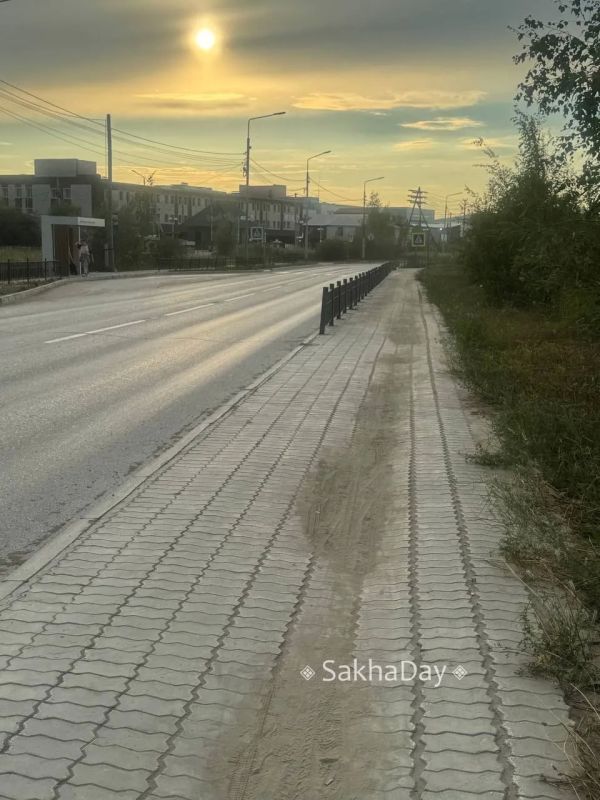 Почему в городе стало опять так пыльно? Откуда взялись эти пески на тротуарах?!
