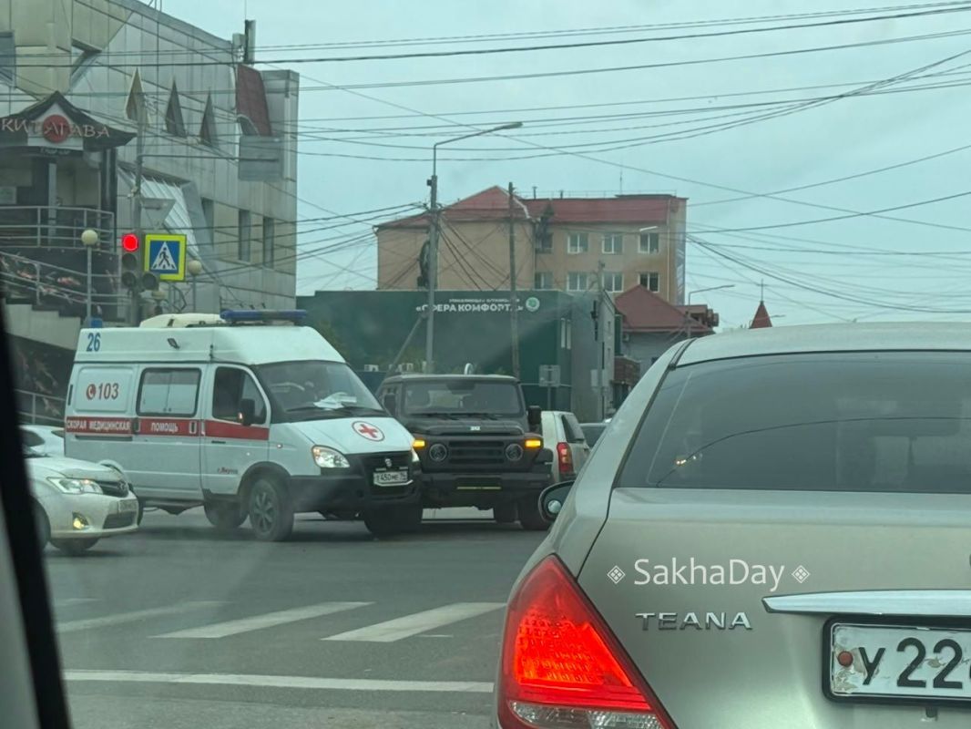Авария со скорой произошла ну ул. Лермонтова в Якутске Авария со скорой произошла ну ул. Лермонтова в Якутске