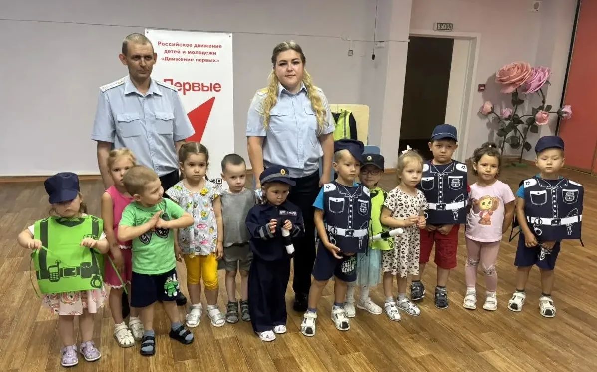 Транспортные полицейские Нерюнгри рассказали воспитанникам детского сада и школьникам о работе полицейского Транспортные полицейские Нерюнгри рассказали воспитанникам детского сада и школьникам о работе полицейского
