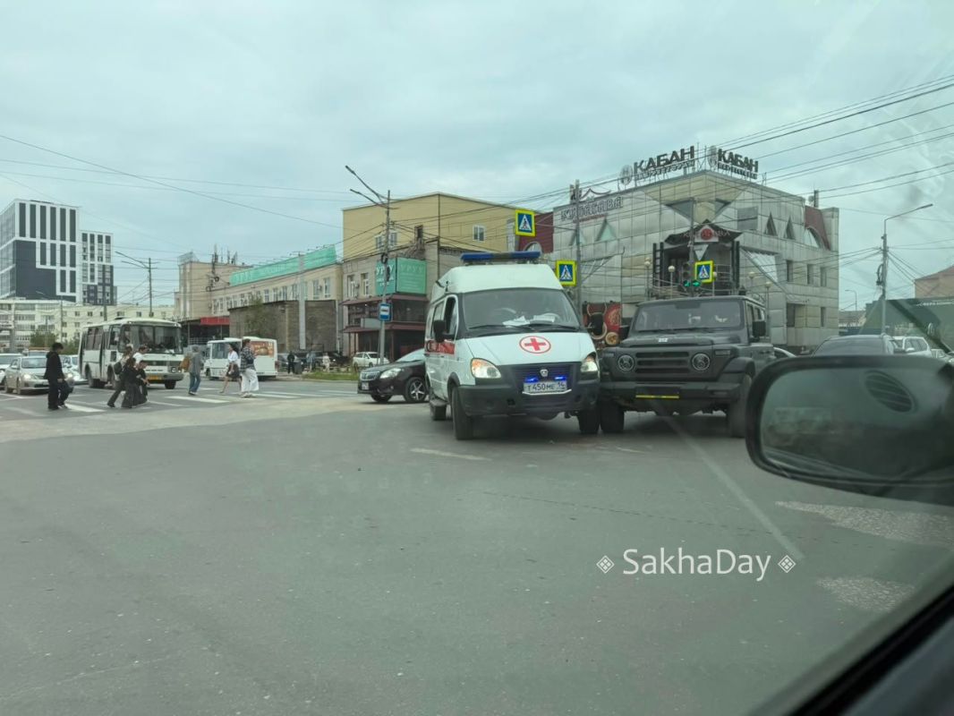 Авария со скорой произошла ну ул. Лермонтова в Якутске Авария со скорой произошла ну ул. Лермонтова в Якутске