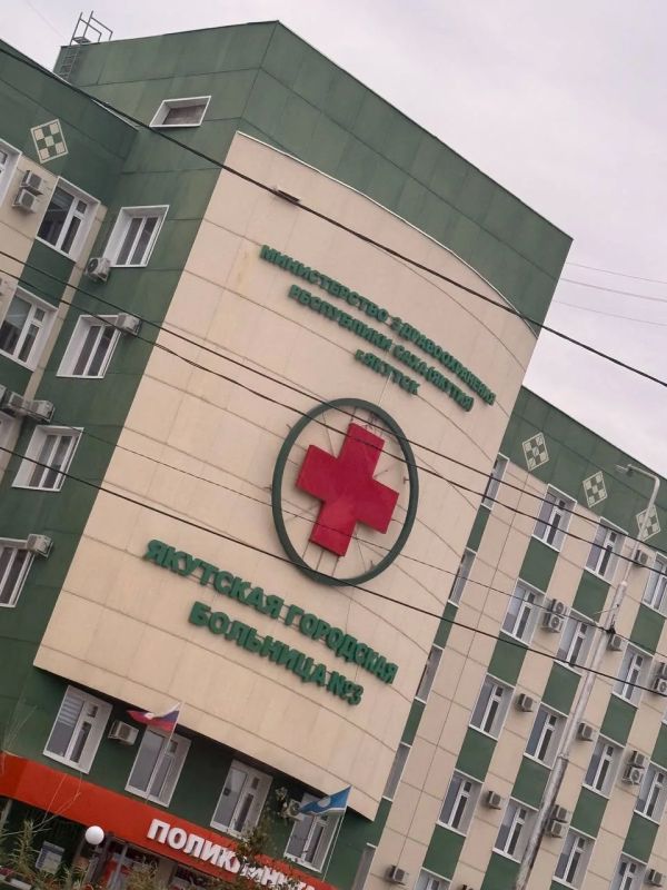 #пишут Пожелтевших журавлей наконец убрали с фасада ЯГБ №3. Правда, силуэты почивших птиц всё ещё отчётливо видны…