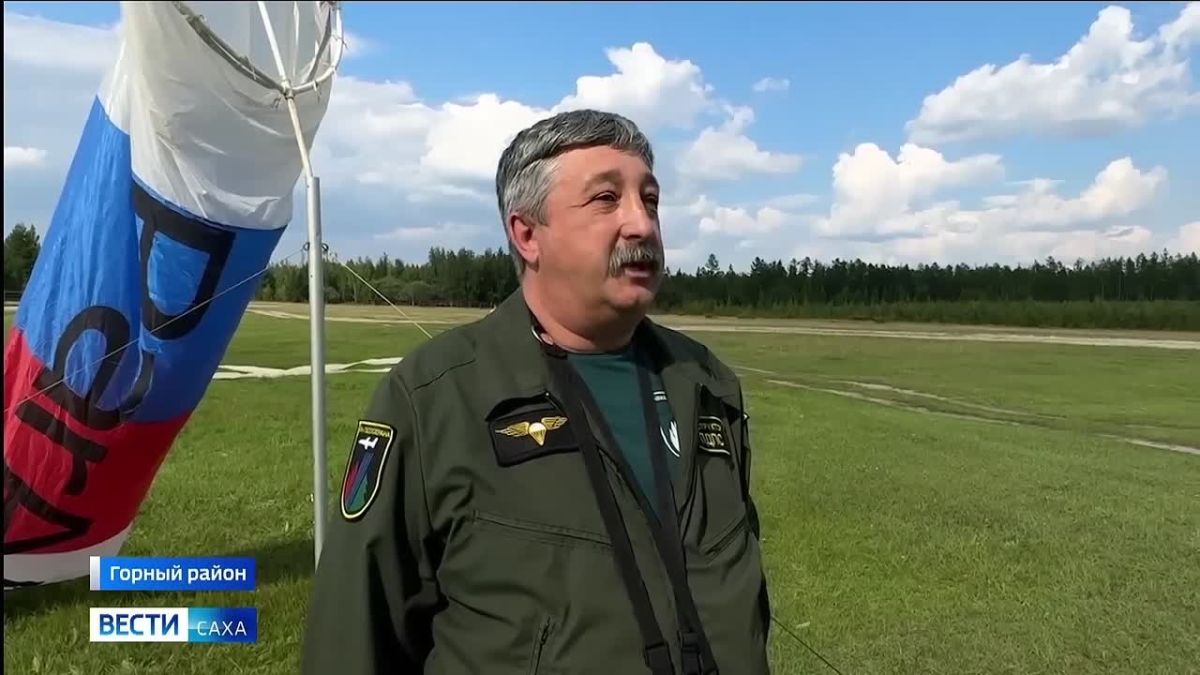 Парашютисты-пожарные отрабатывают прыжки на полигоне в Бердигестяхе в Горном районе