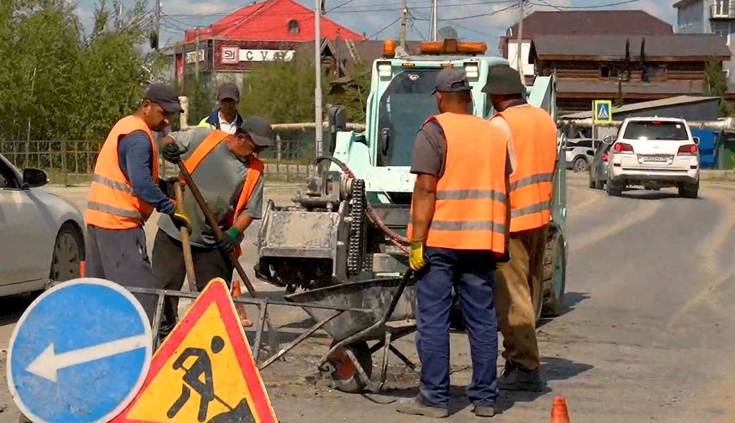 Торчащие канализационные люки на улице Жорницкого привели в порядок Торчащие канализационные люки на улице Жорницкого привели в порядок
