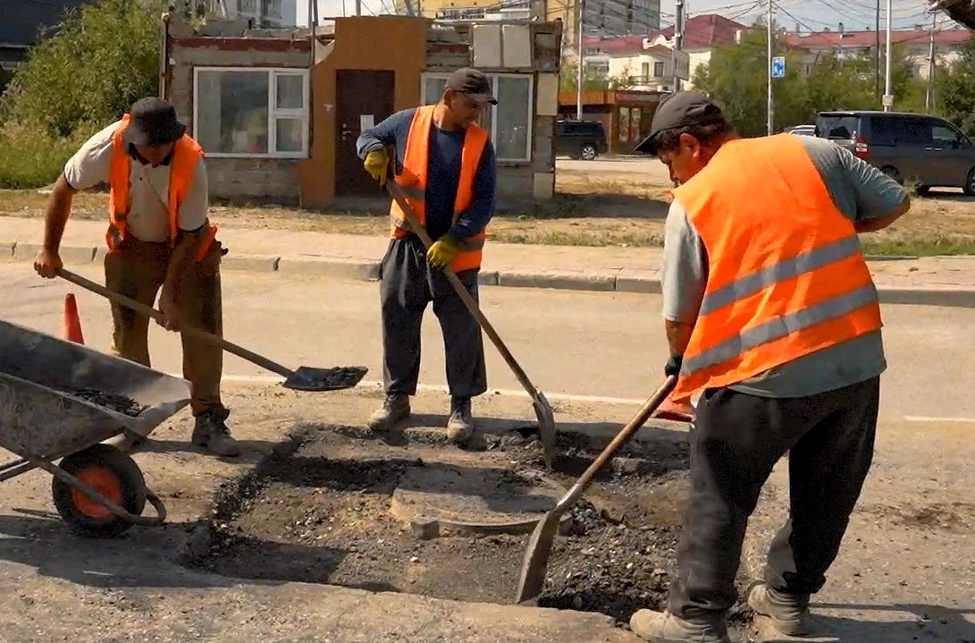 Торчащие канализационные люки на улице Жорницкого привели в порядок