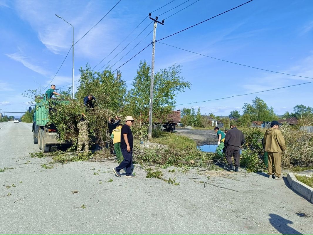 В поселке Сангар провели субботник по очистке центральной улицы В поселке Сангар провели субботник по очистке центральной улицы
