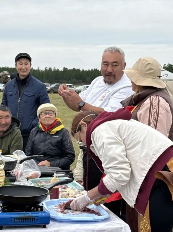Сегодня в Догдоно, на республиканском конкурсе сенокосчиков «Ходуа хоууттара», в рамках кулинарного конкурса «Отуу аа» председателем жюри выступает бренд-шеф подведомственного Управлению делами Главы Республики Саха (Якутия)... Сегодня в Догдоно, на республиканском конкурсе сенокосчиков «Ходуа хоууттара», в рамках кулинарного конкурса «Отуу аа» председателем жюри выступает бренд-шеф подведомственного Управлению делами Главы Республики Саха (Якутия)...