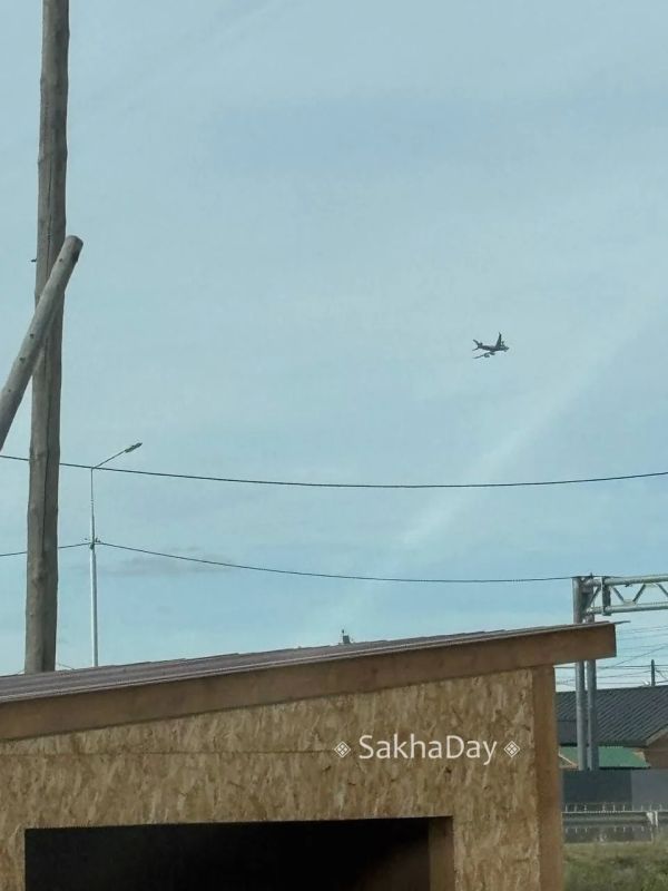 Бдительные жители отправляют фото самолета, кружащегося над городом Бдительные жители отправляют фото самолета, кружащегося над городом