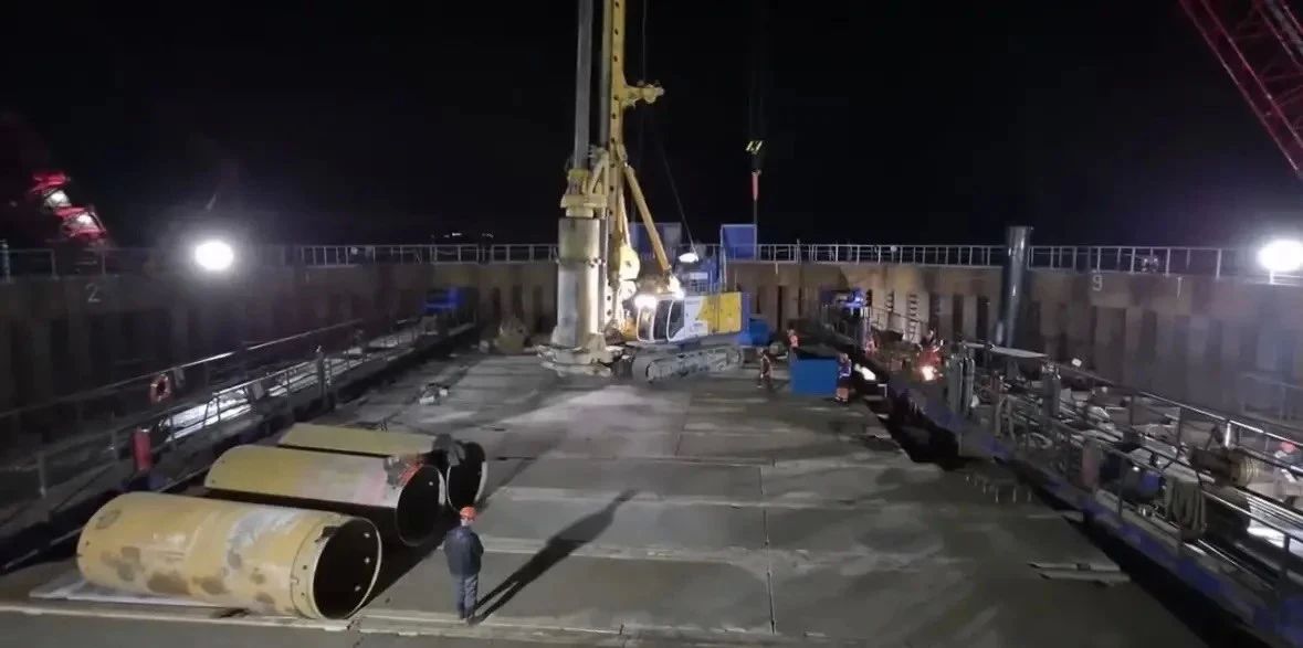 Строители приступили к устройству свай центрального пилона Ленского моста Строители приступили к устройству свай центрального пилона Ленского моста