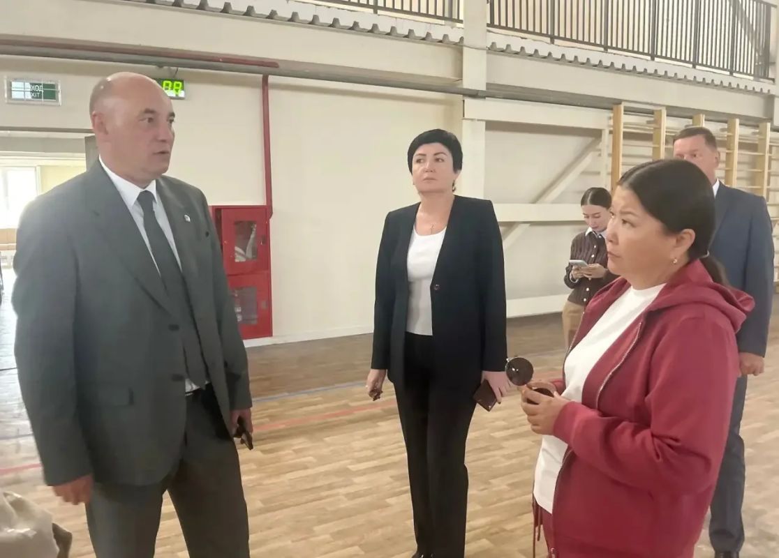 В рамках рабочей поездки в Мирнинский район министр образования и науки Якутии Нюргуна Соколова провела совещание с участием главы Мирнинского района Александра Бастрыкина, заместителей главы района, депутатов, руководства... В рамках рабочей поездки в Мирнинский район министр образования и науки Якутии Нюргуна Соколова провела совещание с участием главы Мирнинского района Александра Бастрыкина, заместителей главы района, депутатов, руководства...