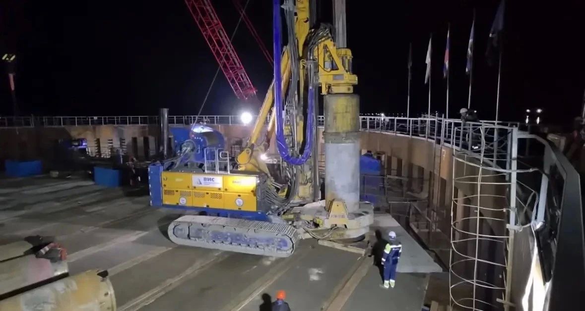 Строители приступили к устройству свай центрального пилона Ленского моста