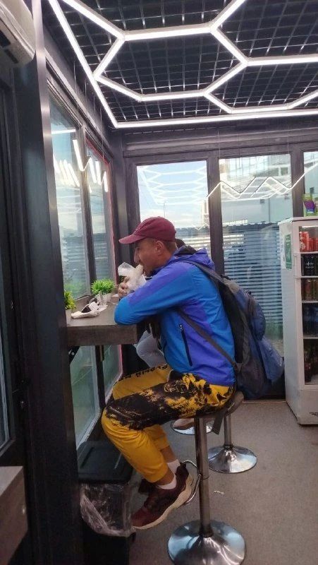 Турист переночевал в палатке в парке Якутска Турист переночевал в палатке в парке Якутска