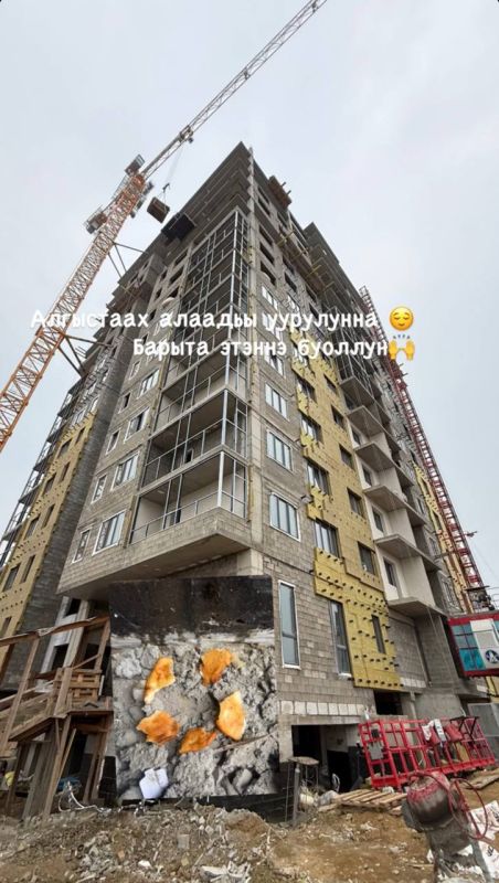 Улахан тутууга лэлиир саха уолаттара лэ хайа эрэ тмээ сааланаары гыннаына алаадьылаан, этээ буоллун диэн крдллр