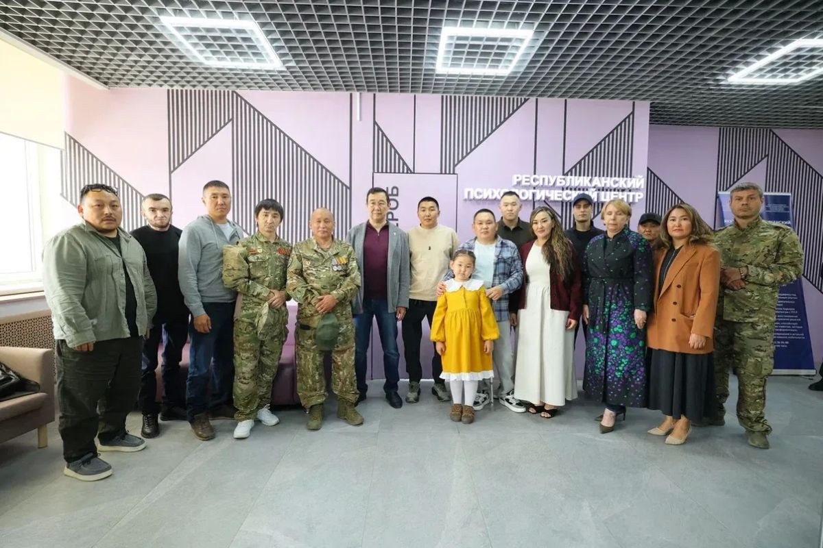 Айсен Николаев: В Якутском республиканском психологическом центре встретился с ветеранами боевых действий и членами их семей Айсен Николаев: В Якутском республиканском психологическом центре встретился с ветеранами боевых действий и членами их семей