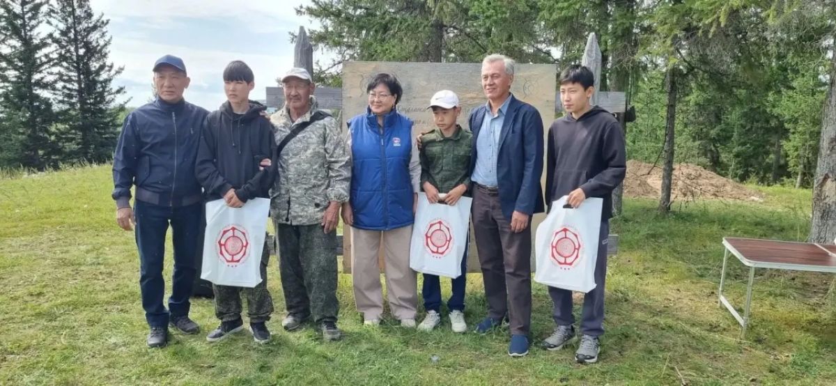 Посетил местность Хоруол Тумус в городе Покровске, где идут археологические раскопки под руководством Николaeва Е.Н., сотрудника Института гуманитарных исследований и проблем малочисленных народов Севера СО РАН Посетил местность Хоруол Тумус в городе Покровске, где идут археологические раскопки под руководством Николaeва Е.Н., сотрудника Института гуманитарных исследований и проблем малочисленных народов Севера СО РАН