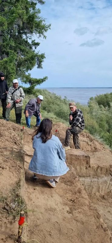 Посетил местность Хоруол Тумус в городе Покровске, где идут археологические раскопки под руководством Николaeва Е.Н., сотрудника Института гуманитарных исследований и проблем малочисленных народов Севера СО РАН Посетил местность Хоруол Тумус в городе Покровске, где идут археологические раскопки под руководством Николaeва Е.Н., сотрудника Института гуманитарных исследований и проблем малочисленных народов Севера СО РАН