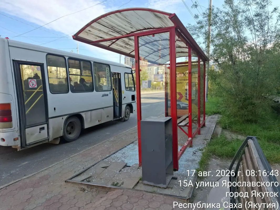В Якутске пьяная девушка разбила стеклянную стенку остановки В Якутске пьяная девушка разбила стеклянную стенку остановки