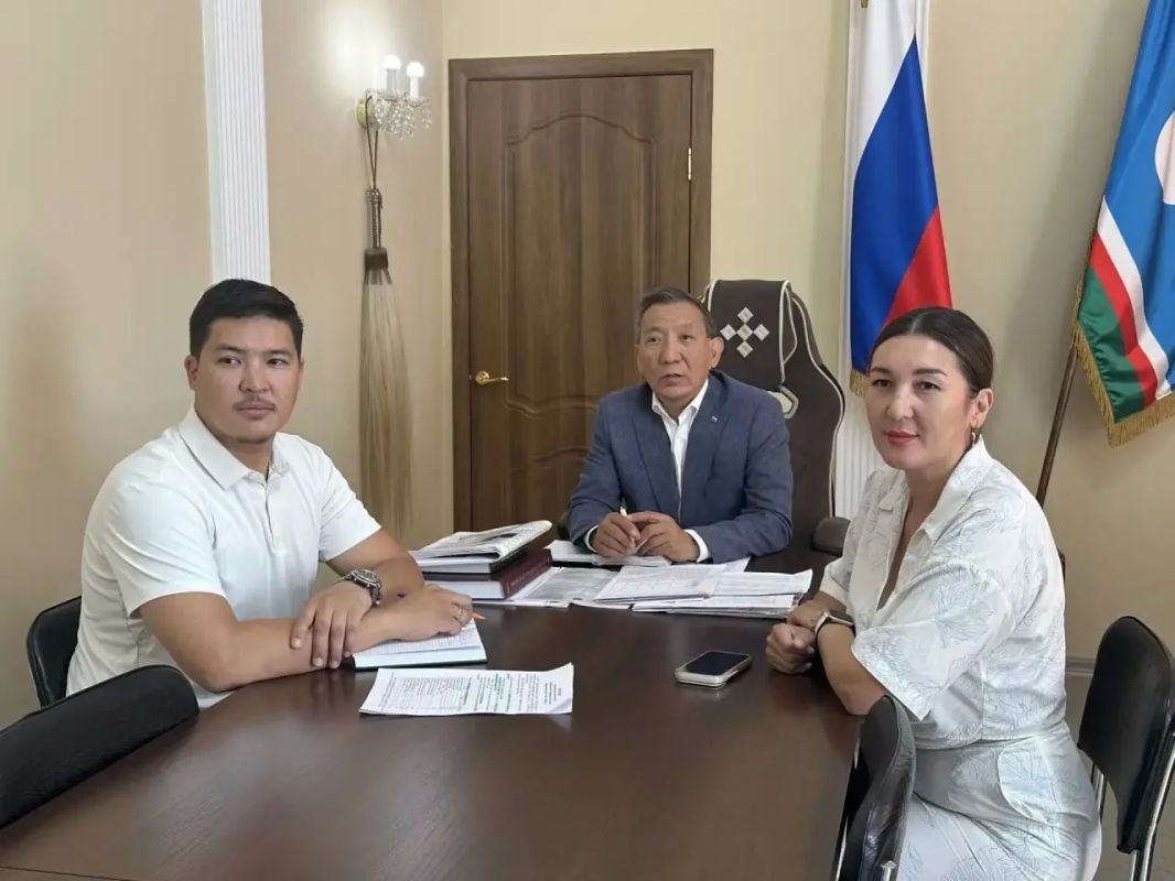 С начальником Управления культуры Томпонского района Ириной Михайловной Бодруг и директором Краеведческого музея имени Героя Ф.М. Охлопкова Любовью Дмитриевной Севостьяновой обсудили ход ремонтных работ в здании музея...