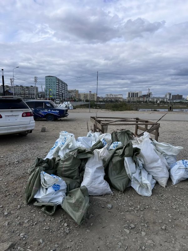 Сегодня состоялась Всероссийская акция «Вода России» , в рамках которой горожане собрались, чтобы очистить от мусора береговую линию в районе 202, 203 мкр Сегодня состоялась Всероссийская акция «Вода России» , в рамках которой горожане собрались, чтобы очистить от мусора береговую линию в районе 202, 203 мкр