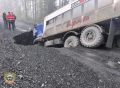 "КамАЗ" провалился под землю из-за "пролома" в дороге в Якутии — водитель погиб