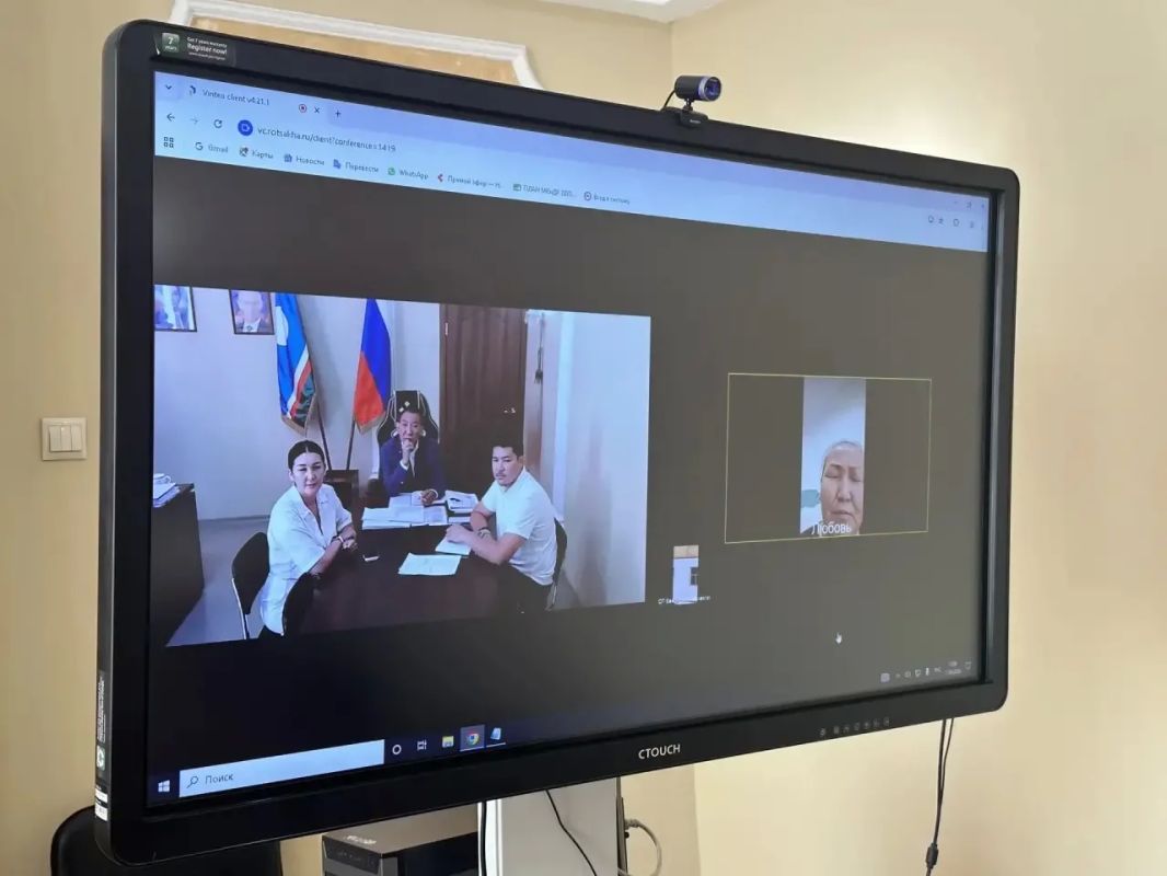 С начальником Управления культуры Томпонского района Ириной Михайловной Бодруг и директором Краеведческого музея имени Героя Ф.М. Охлопкова Любовью Дмитриевной Севостьяновой обсудили ход ремонтных работ в здании музея... С начальником Управления культуры Томпонского района Ириной Михайловной Бодруг и директором Краеведческого музея имени Героя Ф.М. Охлопкова Любовью Дмитриевной Севостьяновой обсудили ход ремонтных работ в здании музея...