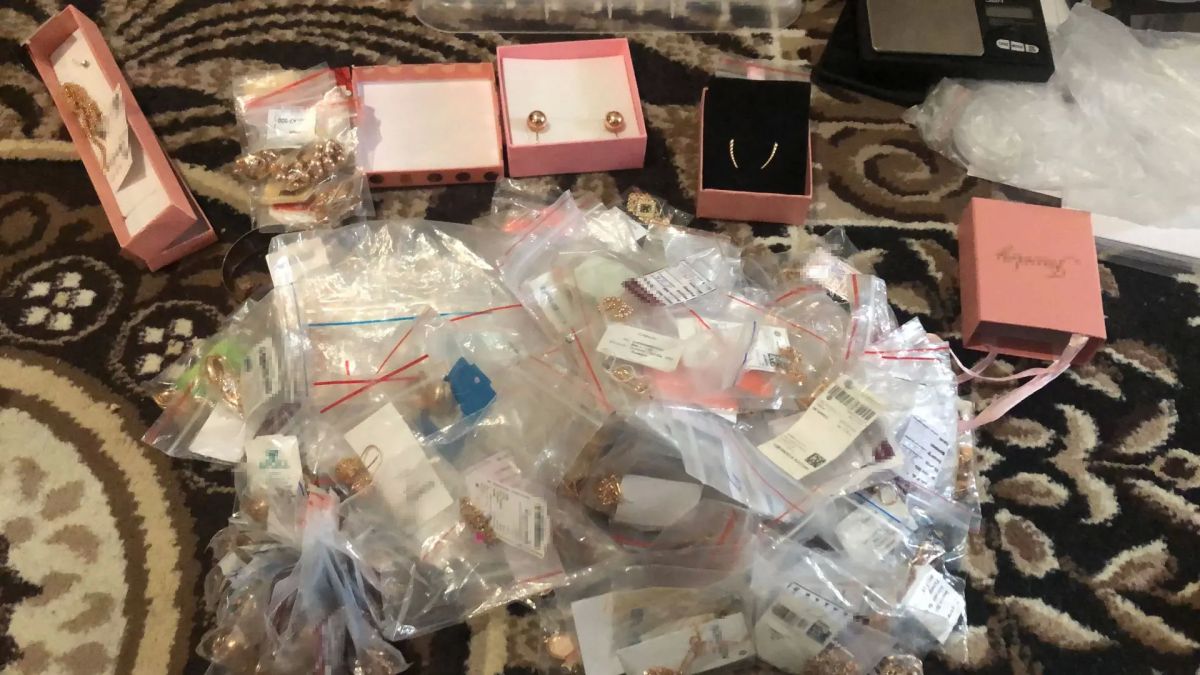 В Якутии полицейские пресекли нелегальный оборот золотых украшений на сумму свыше 5,6 млн рублей В Якутии полицейские пресекли нелегальный оборот золотых украшений на сумму свыше 5,6 млн рублей