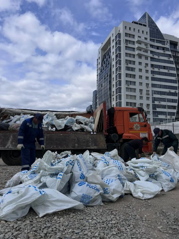 Сегодня состоялась Всероссийская акция «Вода России» , в рамках которой горожане собрались, чтобы очистить от мусора береговую линию в районе 202, 203 мкр Сегодня состоялась Всероссийская акция «Вода России» , в рамках которой горожане собрались, чтобы очистить от мусора береговую линию в районе 202, 203 мкр